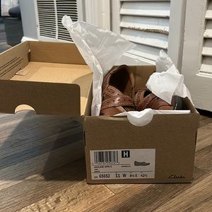 New In Box Tan Clarks Ashland Spin Shoes
